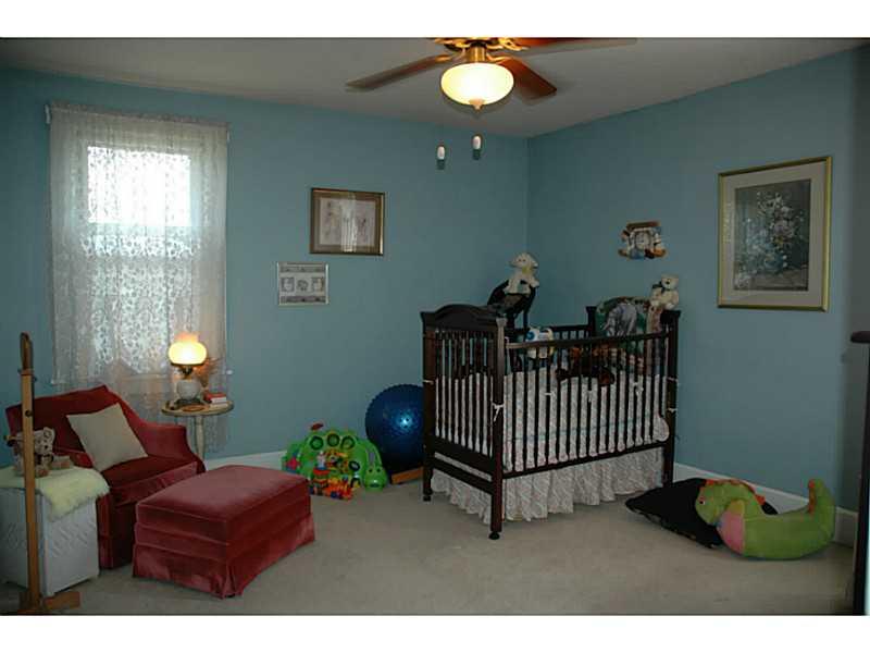 1565 Anderson Road Pittsburgh, PA 15209 - Photo 20 of 22 Bedroom. large bedroom