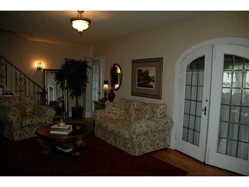1565 Anderson Road Pittsburgh, PA 15209 - Photo 6 of 22 Living Room.