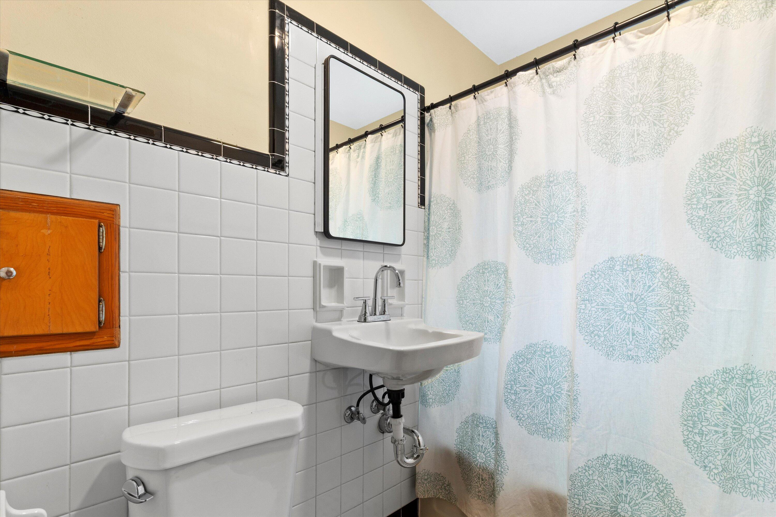 3914 West Scott Street, Unit 3916 West Milwaukee, WI 53215 - Photo 15 of 21 Upper Bath