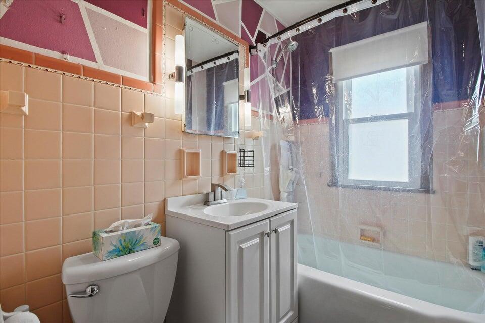 3914 West Scott Street, Unit 3916 West Milwaukee, WI 53215 - Photo 18 of 21 Lower Bathroom