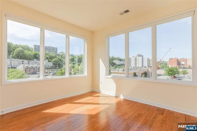 $3,800 | 4 Main Street, Unit F112, Edgewater, NJ 07020