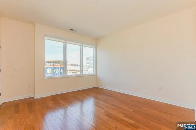 $3,800 | 4 Main Street, Unit F112, Edgewater, NJ 07020