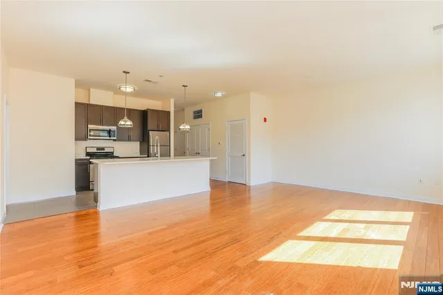 $3,800 | 4 Main Street, Unit F112, Edgewater, NJ 07020