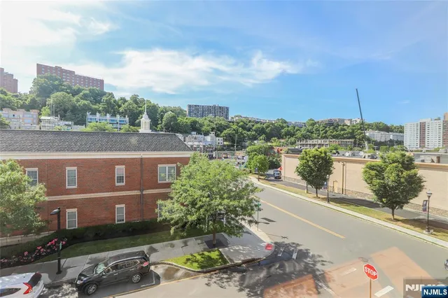 $3,800 | 4 Main Street, Unit F112, Edgewater, NJ 07020