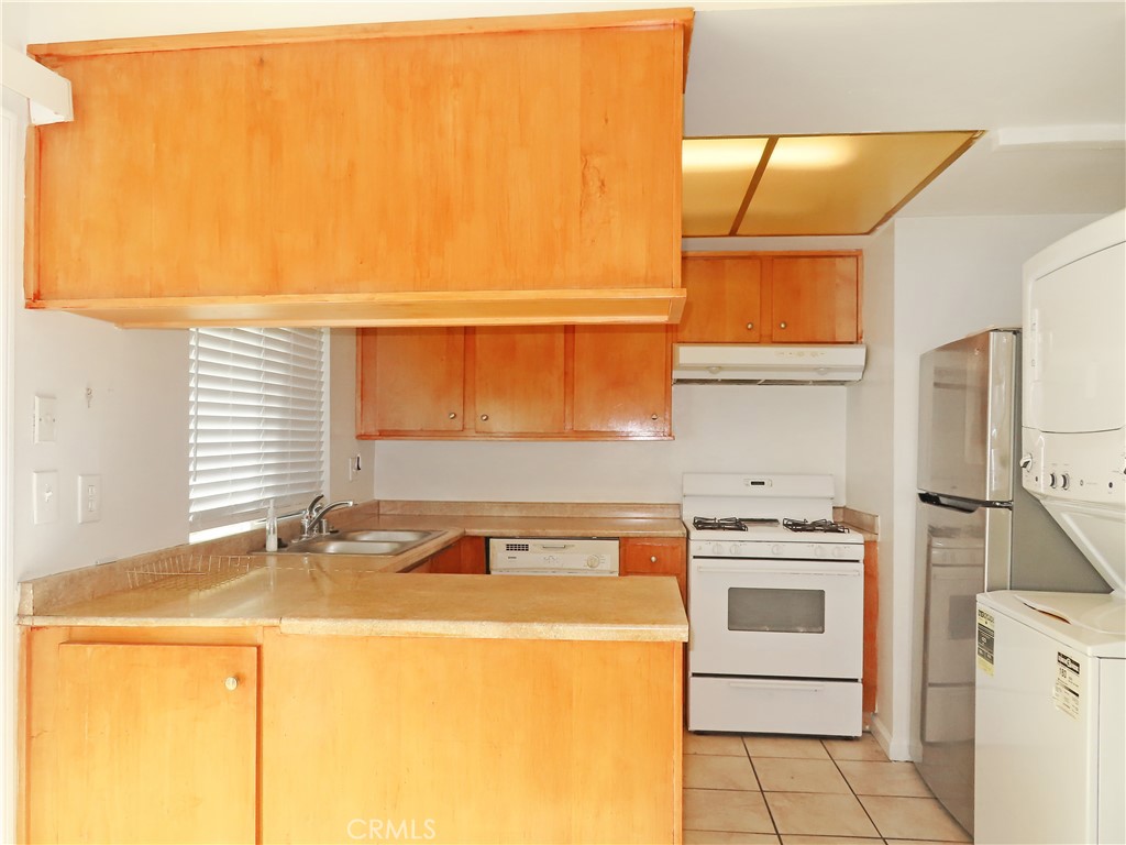 1373 Wheaton Way Riverside, CA 92507 - Photo 16 of 34 a utility room with washer and dryer