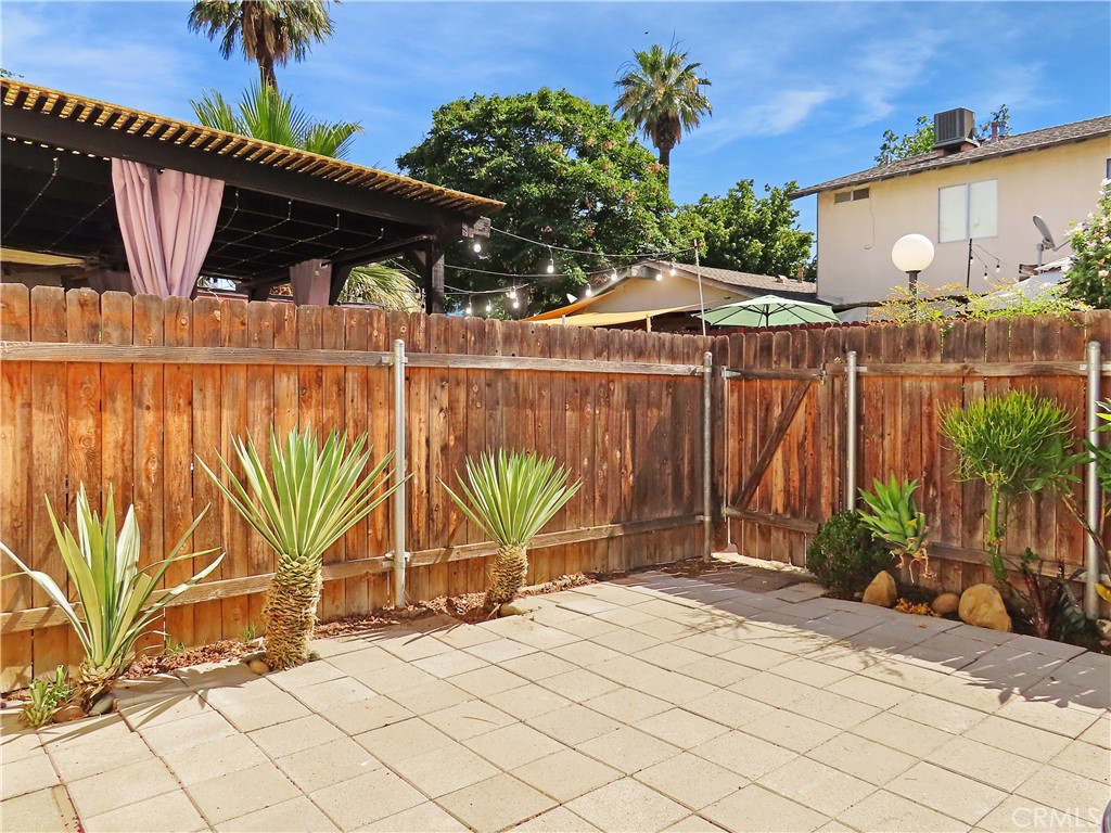 1373 Wheaton Way Riverside, CA 92507 - Photo 27 of 34 a view of a backyard with a table and chairs