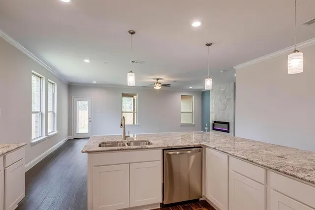 $2,800 | 1422 Avenue C, Grand Prairie, TX 75051