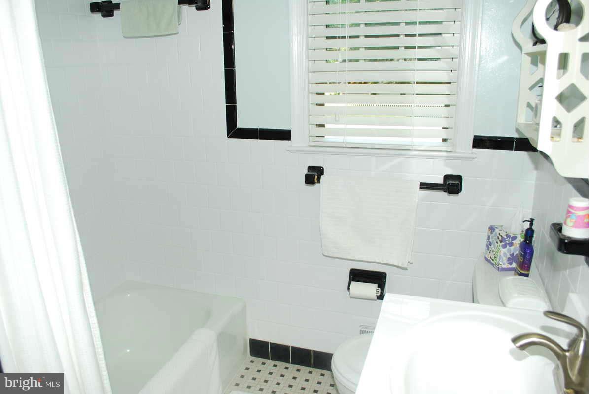 7919 Bainbridge Road Alexandria, VA 22308 - Photo 15 of 22 Bath
