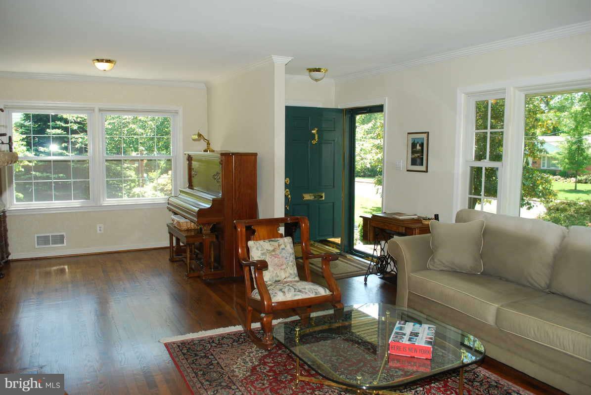 7919 Bainbridge Road Alexandria, VA 22308 - Photo 6 of 22 Living Room