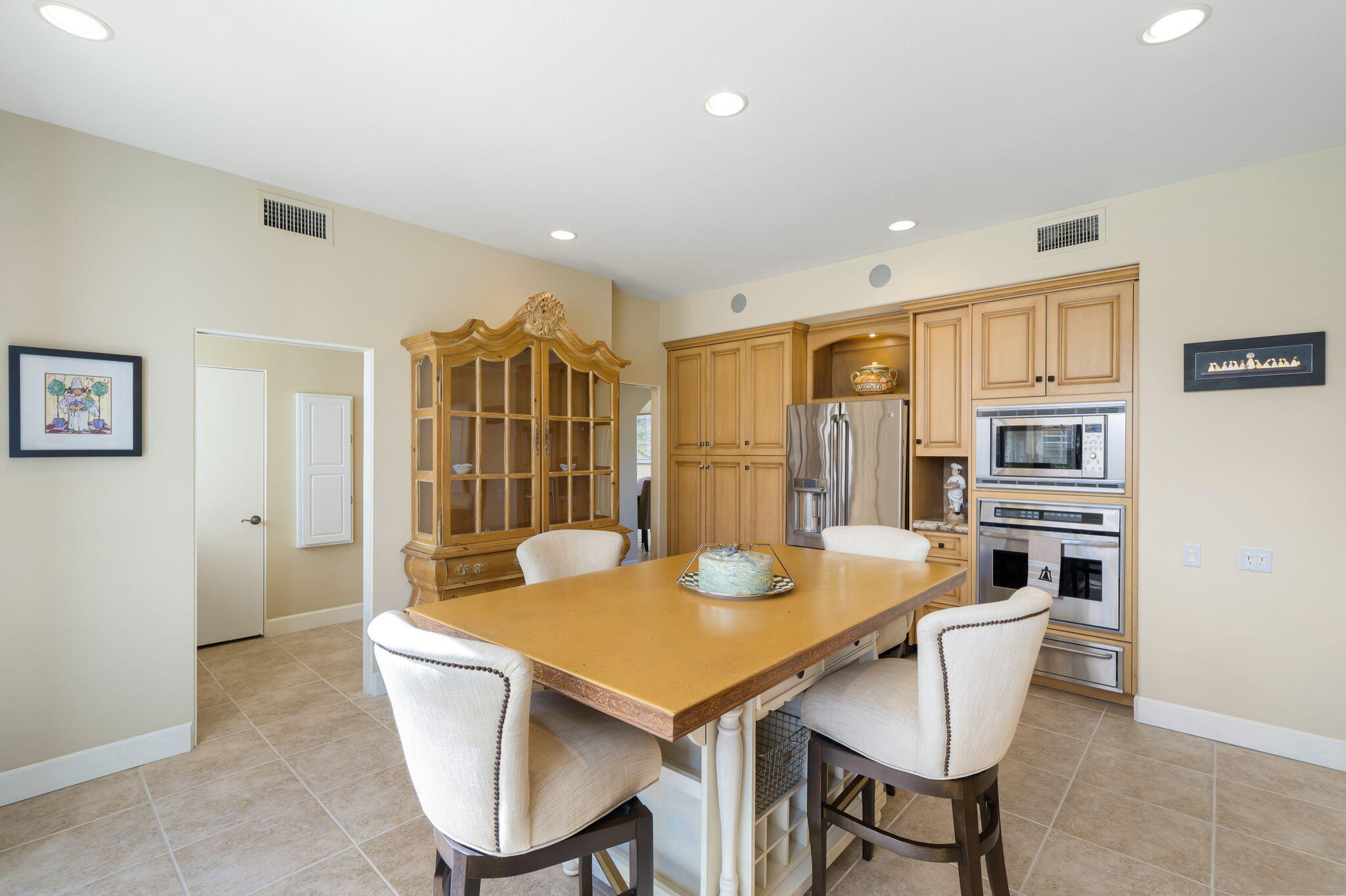 818 Inverness Drive Rancho Mirage, CA 92270 - Photo 21 of 43 a kitchen with a table and chairs in it