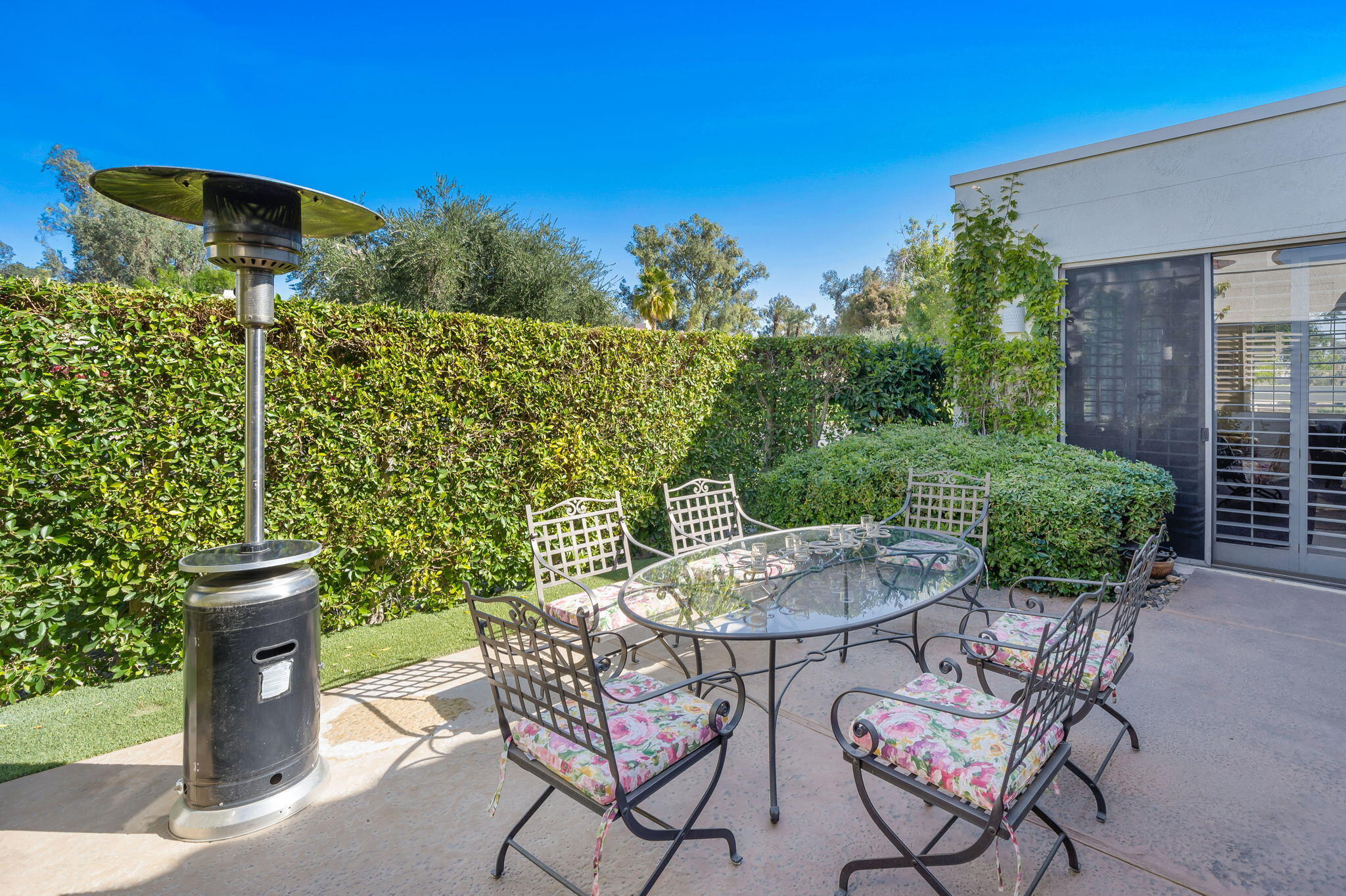 818 Inverness Drive Rancho Mirage, CA 92270 - Photo 39 of 43 a backyard of a house with table and chairs