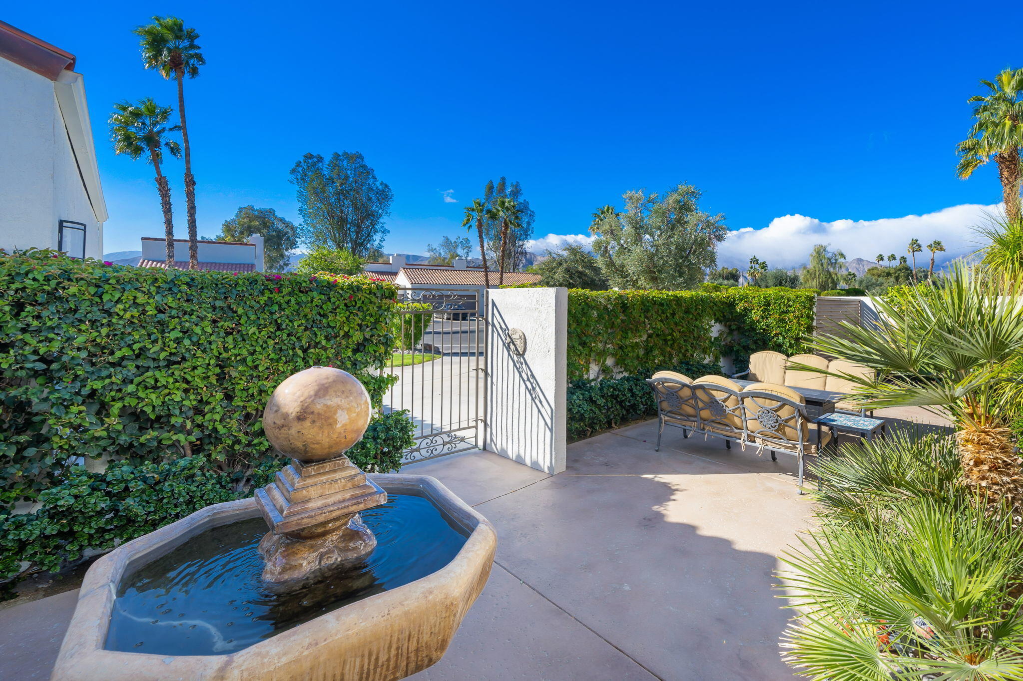 818 Inverness Drive Rancho Mirage, CA 92270 - Photo 7 of 43 a outdoor view with a sitting space
