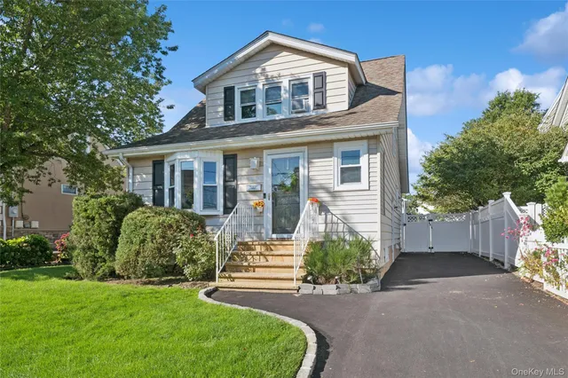 $649,000 | 906 Ardmore Place, Bellmore, NY 11710