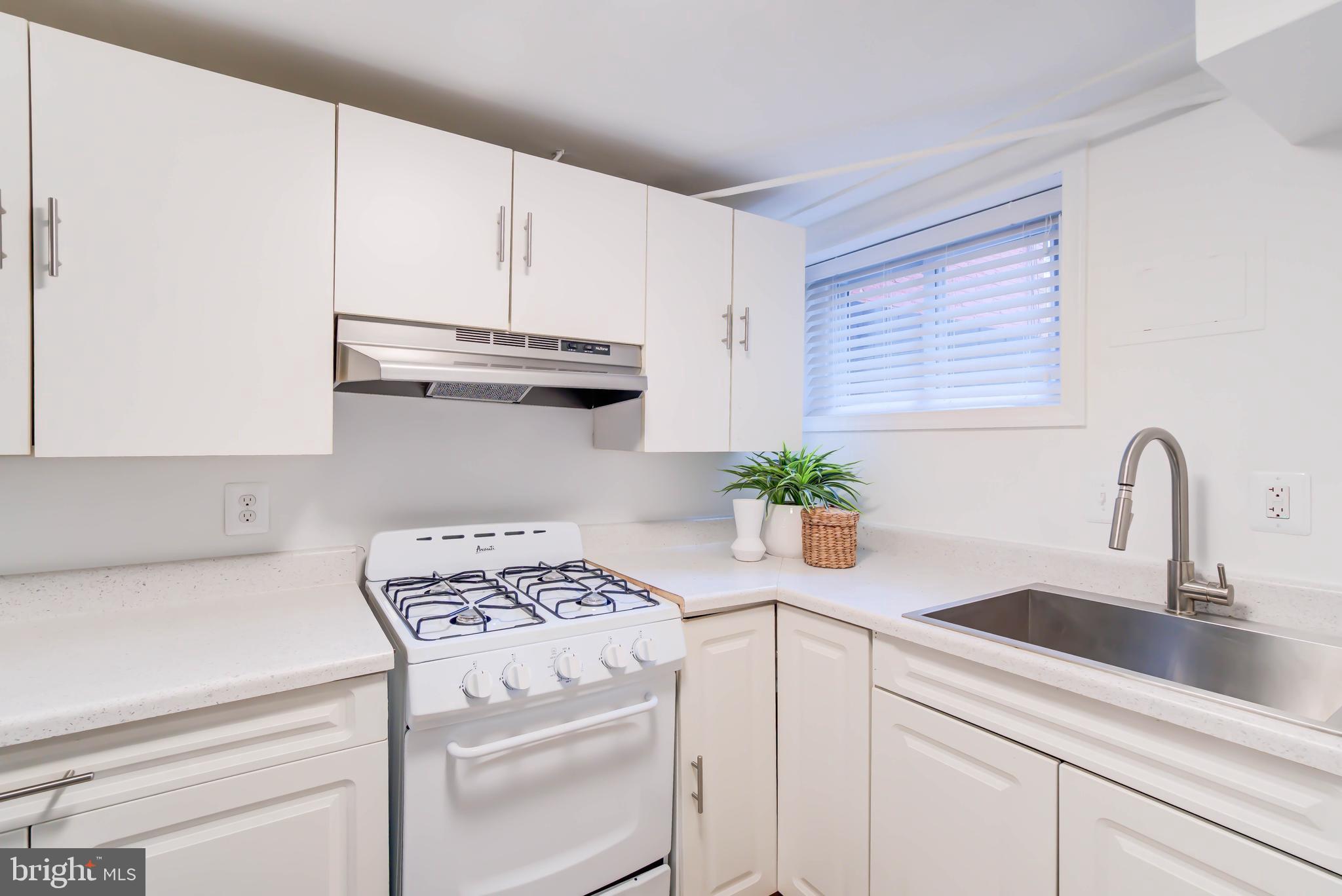 1111 Fairmont Street Northwest Washington, DC 20009 - Photo 44 of 55 Kitchen w Gas Cooking