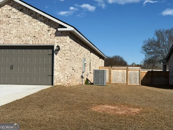 a view of a backyard