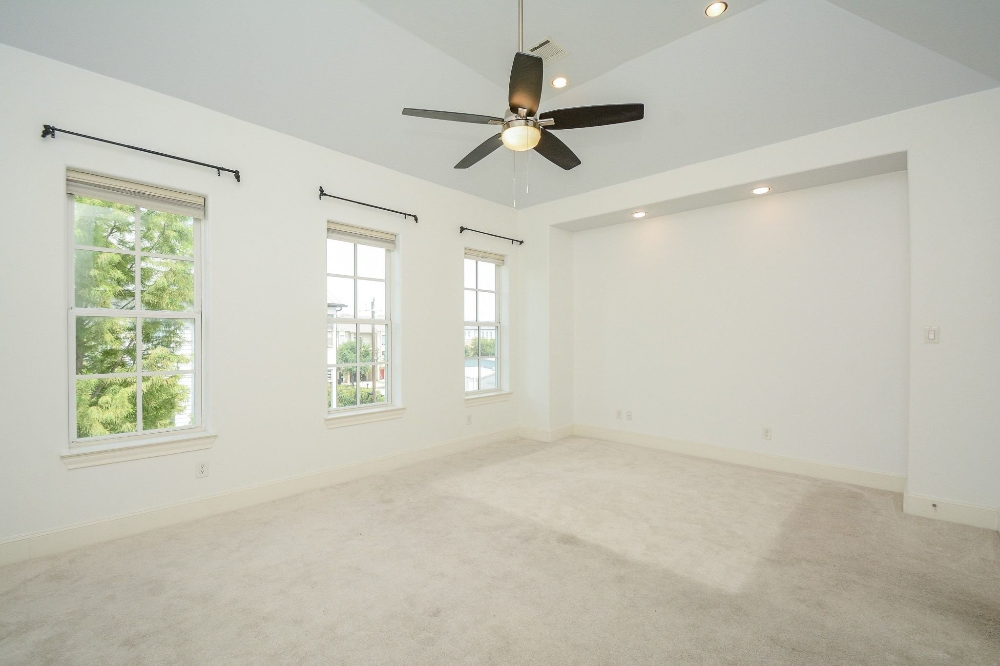 2960 Rusk Street Houston, TX 77003 - Photo 16 of 25 Primary bedroom, not staged.