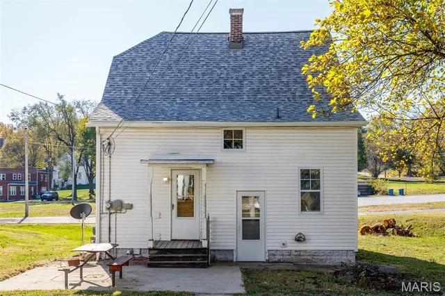 $85,000 | 511 12th Street, Highland, IL 62249