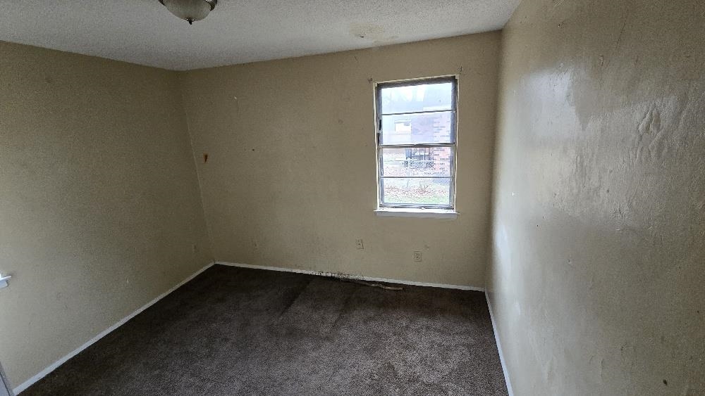 753 King Road Memphis, TN 38109 - Photo 4 of 17 an empty room with windows