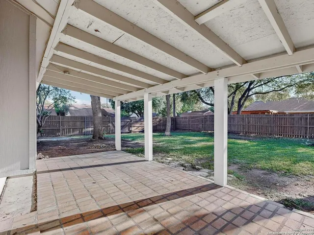 a view of a backyard