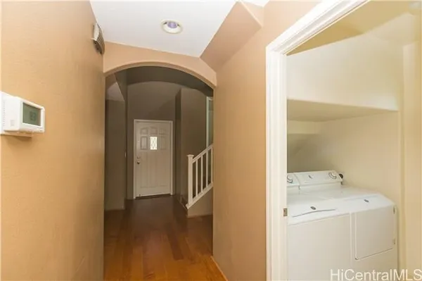 a view of en suite bathroom with a washer and dryer