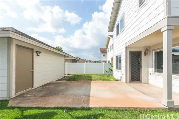 a view of backyard of the house
