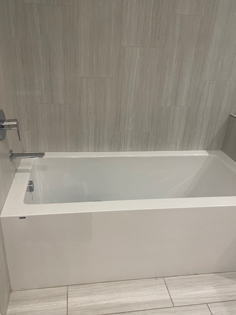 44 East Avenue, Unit 1210 Austin, TX 78701 - Photo 7 of 12 a bathroom with a bathtub