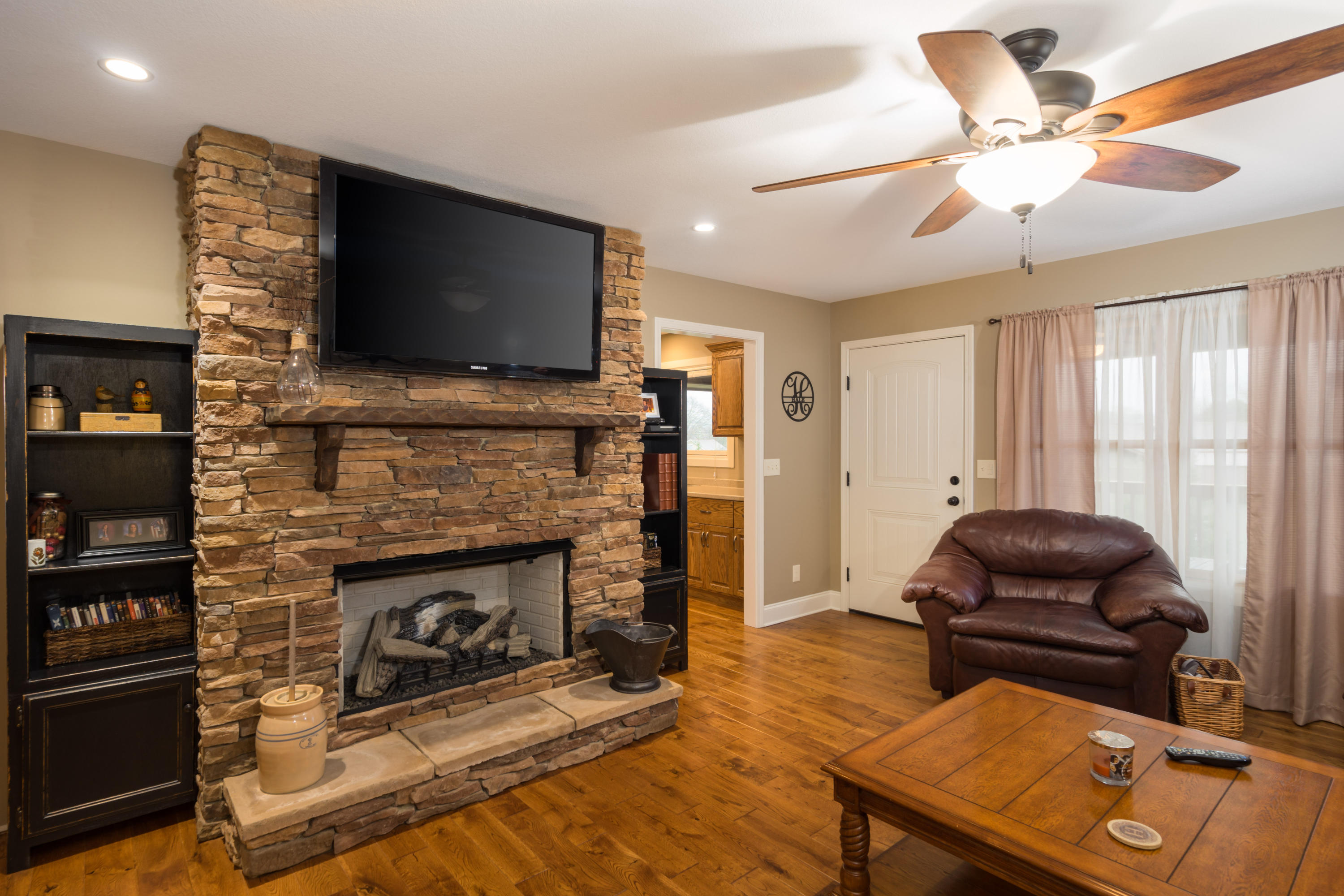 321 Timberline Circle Soddy Daisy, TN 37379 - Photo 2 of 29 Living Room