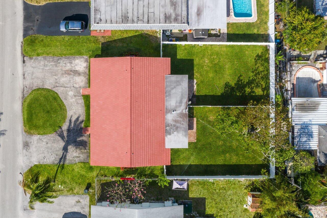 209 Southwest 6th Street, Unit 209 Boca Raton, FL 33432 - Photo 28 of 37 a view of a garden with plants