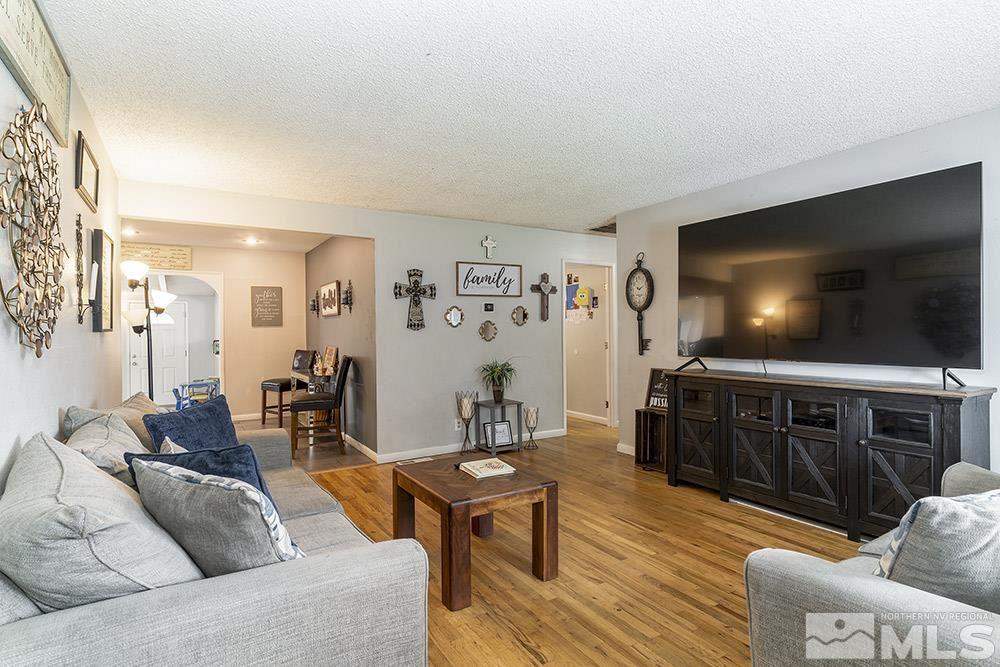4400 Persimmon Road Reno, NV 89502 - Photo 4 of 18 a living room with furniture and a flat screen tv