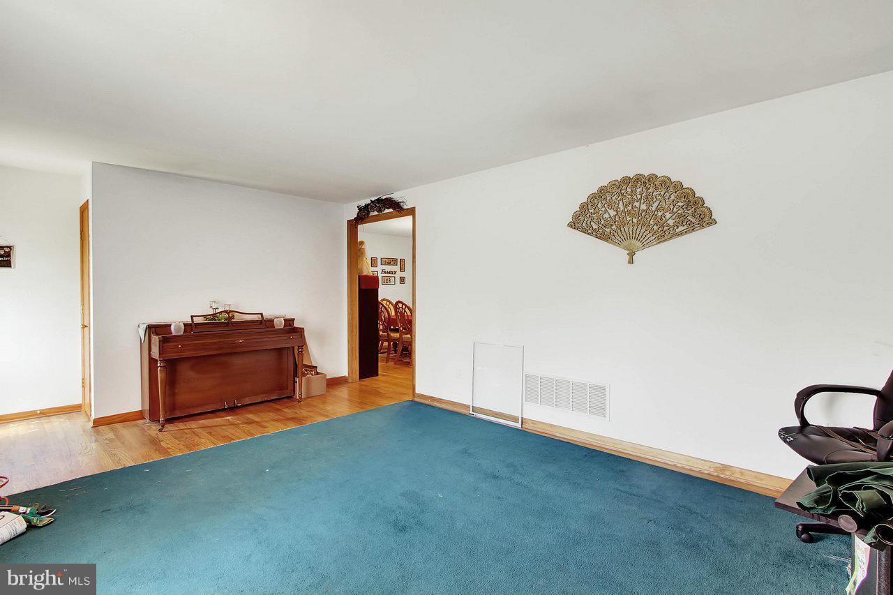 9504 Dawnvale Road Baltimore, MD 21236 - Photo 2 of 28 Living Room