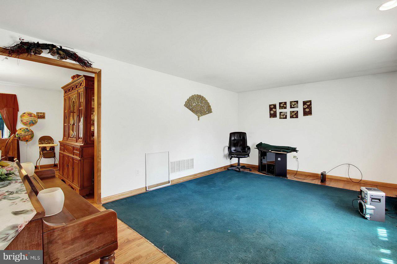 9504 Dawnvale Road Baltimore, MD 21236 - Photo 3 of 28 Living Room