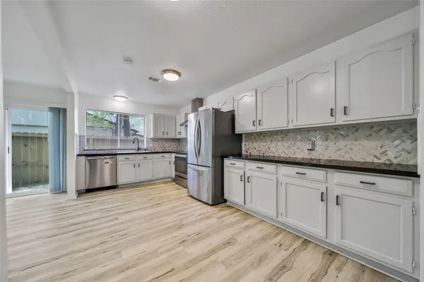 $2,000 | 26 Green Field Place, The Woodlands, TX 77380