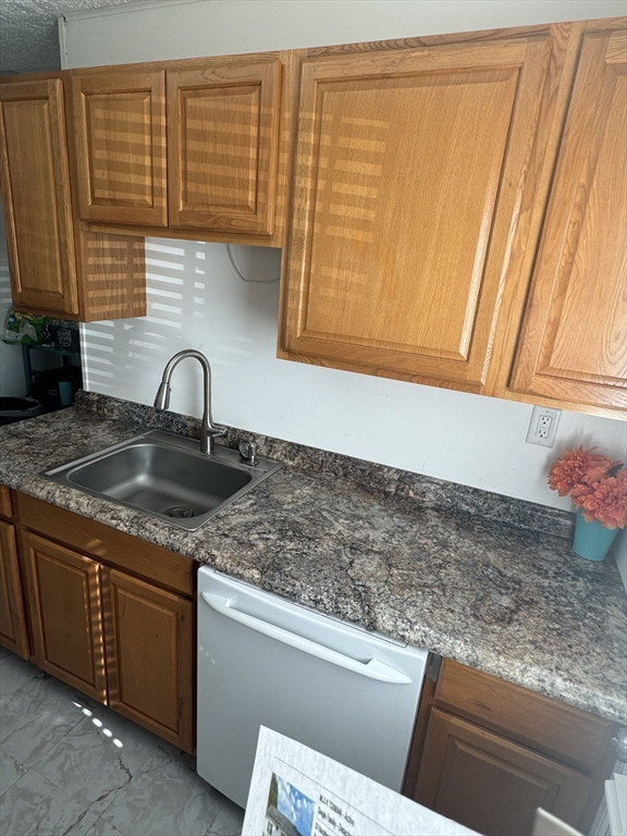 57 Rochford Circle Springfield, MA 01128 - Photo 3 of 25