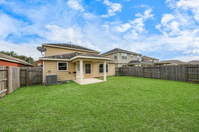 a view of a yard in front of house