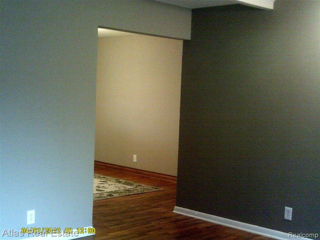 940 Springview Drive Flushing, MI 48433 - Photo 19 of 22 Fresh paint throughout.jpg