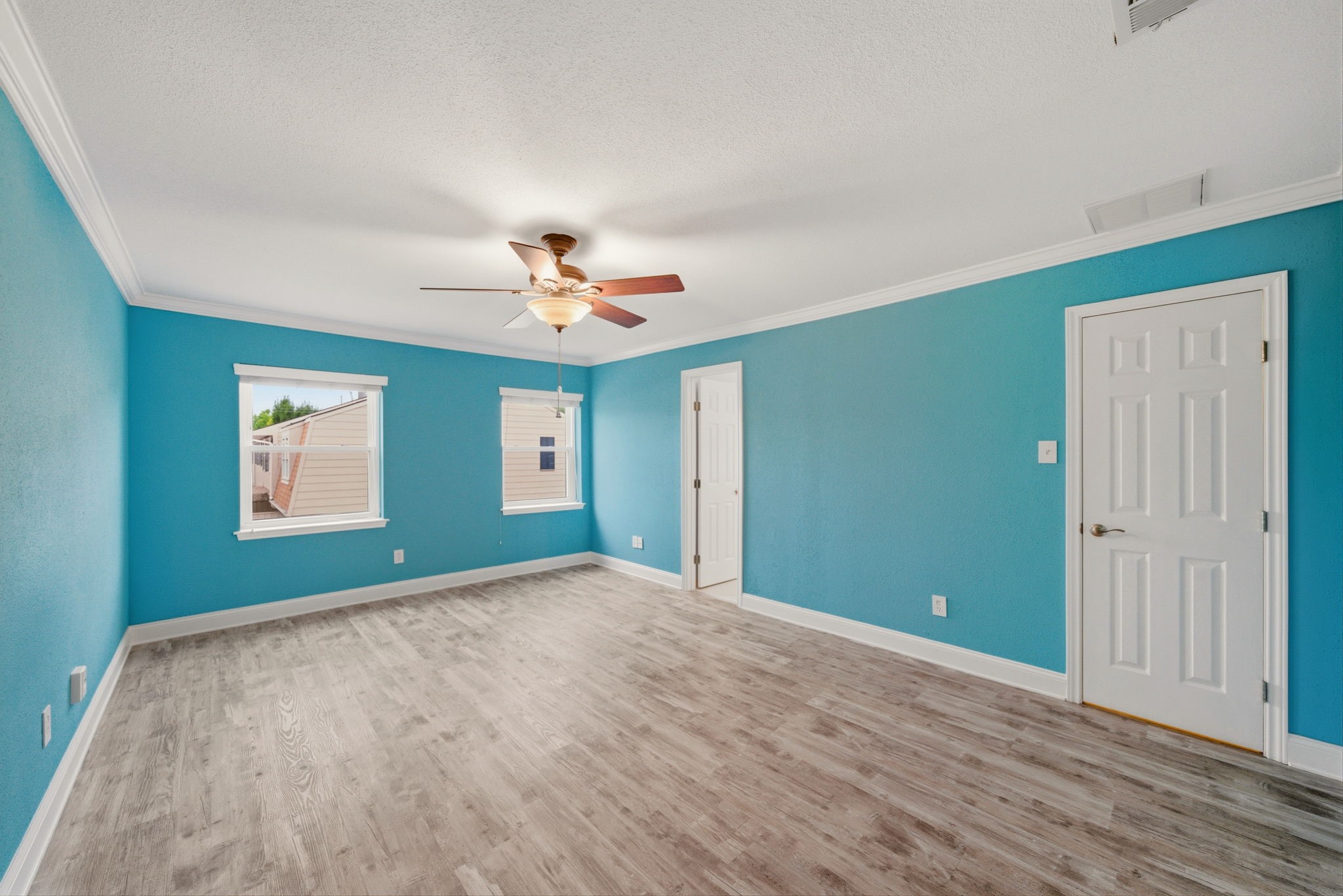 6452 Burgoyne Road, Unit 100 Houston, TX 77057 - Photo 21 of 44 a view of an empty room with window and chandelier fan