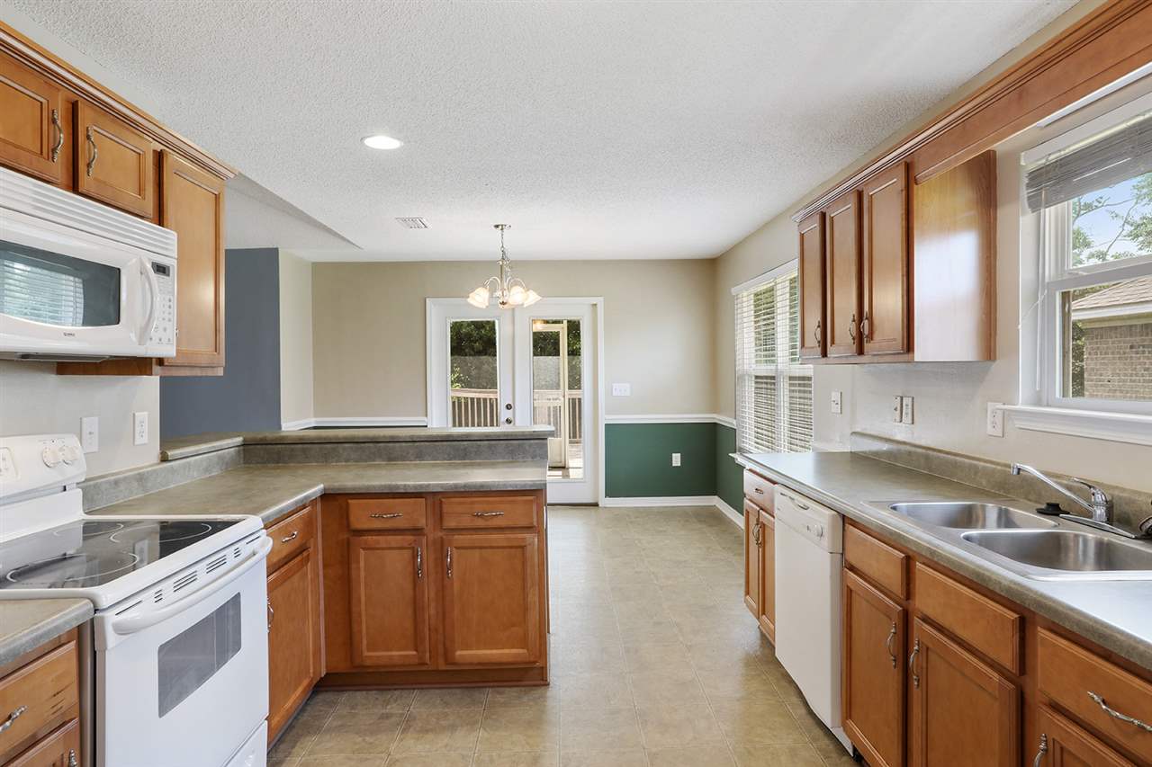17070 Sugar Loop Foley, AL 36535 - Photo 5 of 15 Kitchen