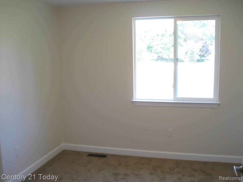 2559 Peterboro Road West Bloomfield, MI 48323 - Photo 21 of 26 Carpeted Bedroom w/Ceiling Light.