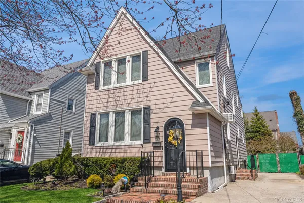 $865,000 | 33 Carstairs Road, Valley Stream, NY 11581