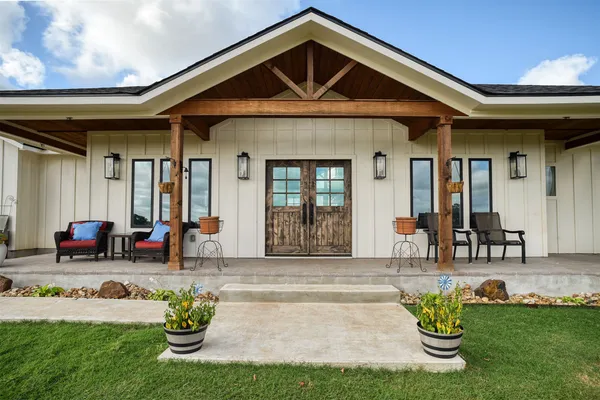 $749,500 | 3553 Hunt Lane, Waelder, TX 78959