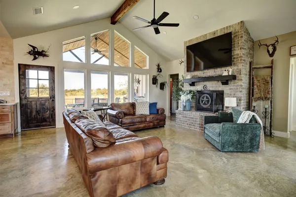 $749,500 | 3553 Hunt Lane, Waelder, TX 78959