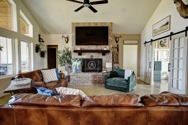 $749,500 | 3553 Hunt Lane, Waelder, TX 78959