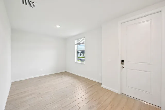 a picture of a very nice looking hallway