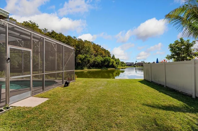 a view of a backyard