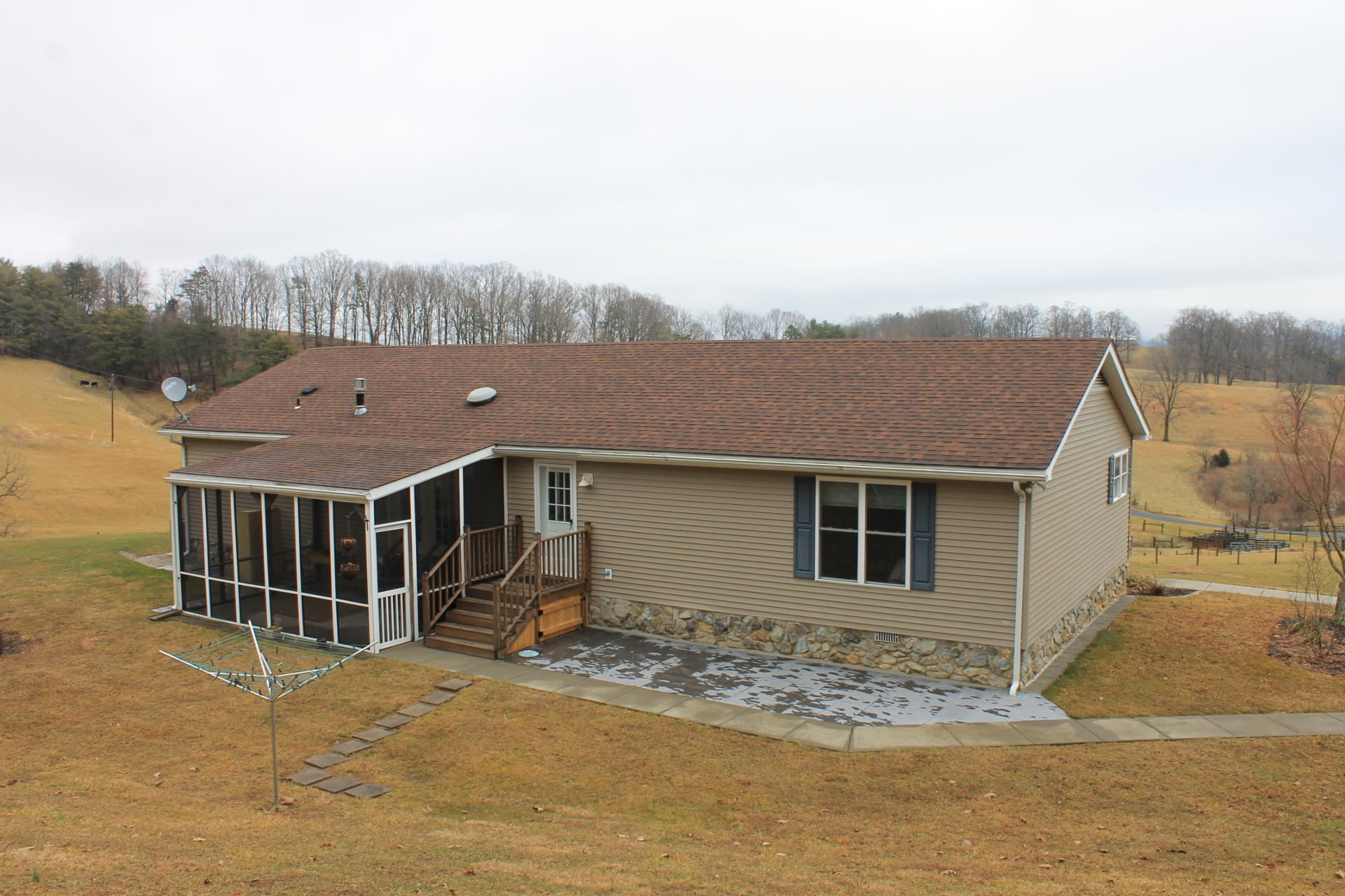 646 Alpine Road Buchanan, VA 24066 - Photo 3 of 26 Right rear