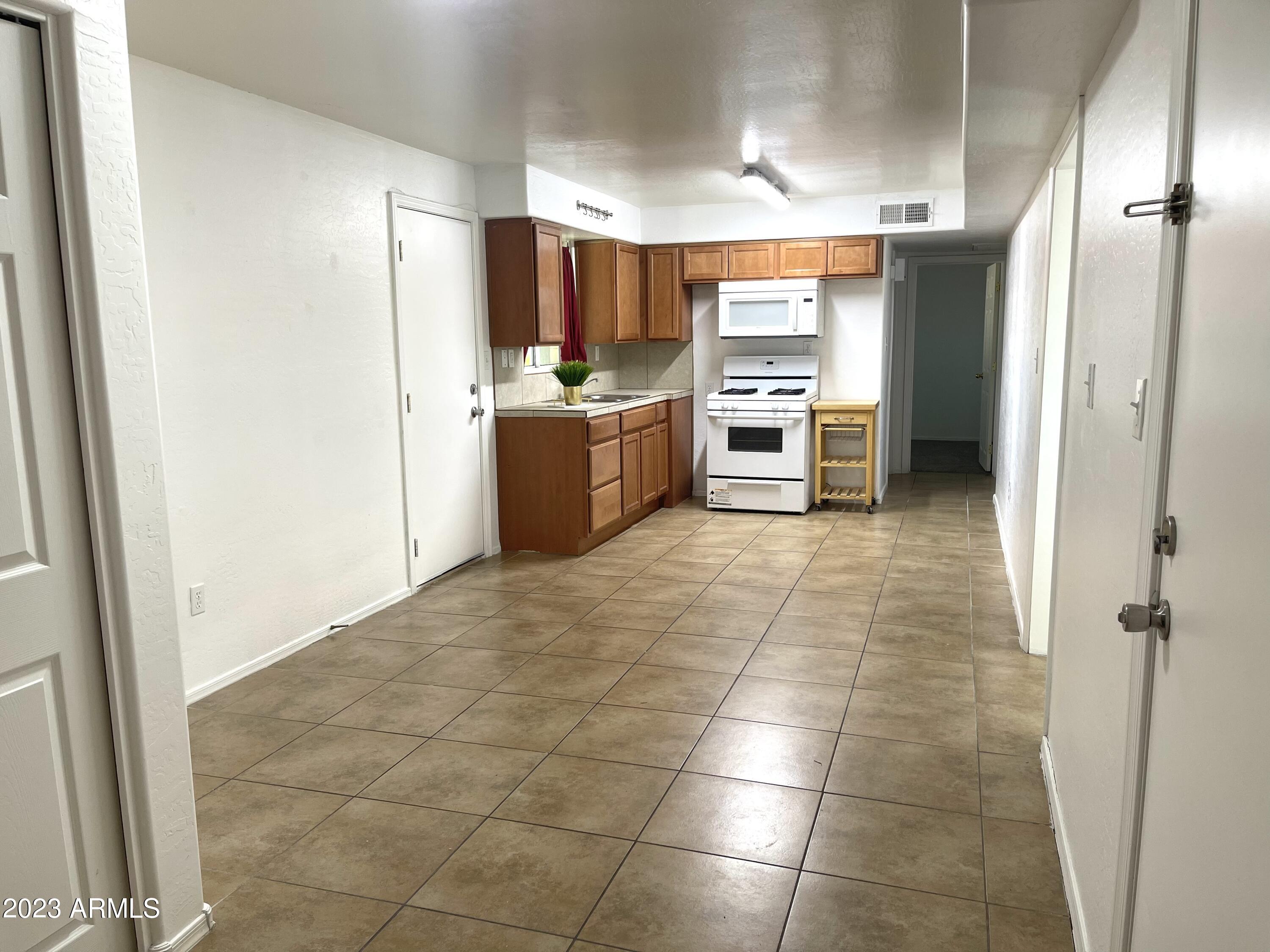 1830 West Chipman Road Phoenix, AZ 85041 - Photo 7 of 19 FF64F27F-A5E7-4AAD-910C-CD2F932C7CE4