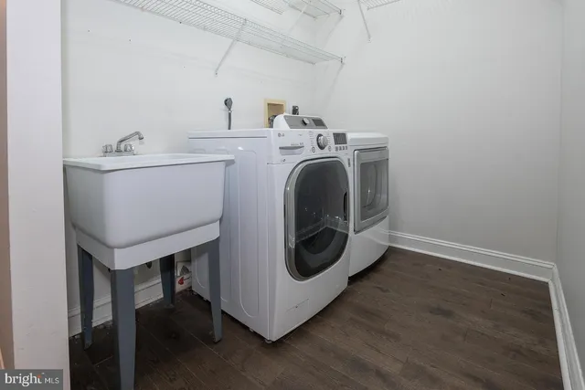a view of a livingroom with furniture