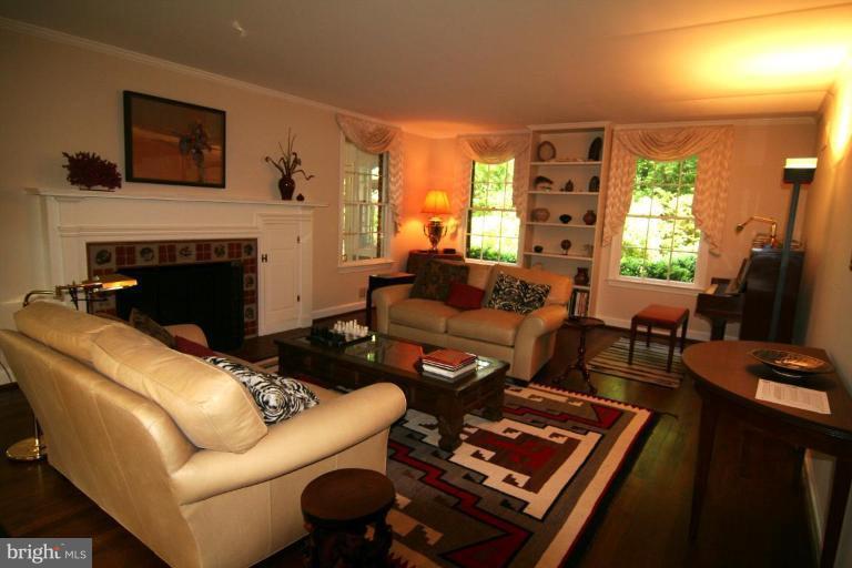 8916 Burdette Road Bethesda, MD 20817 - Photo 2 of 26 Living Room