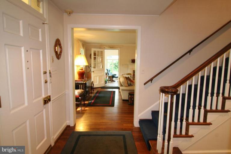 8916 Burdette Road Bethesda, MD 20817 - Photo 16 of 26 Entrance / Foyer