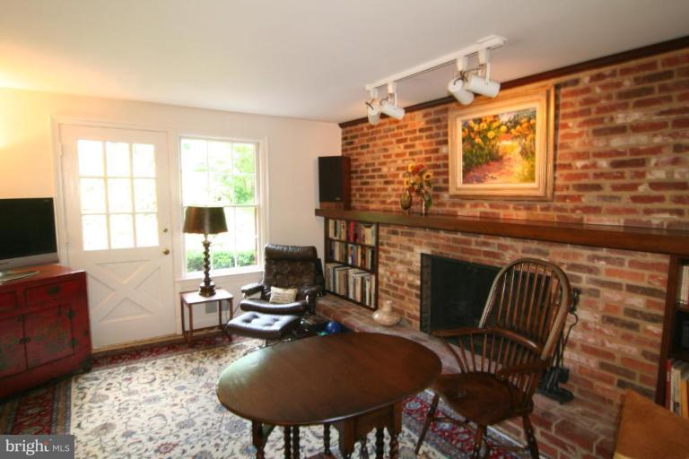 8916 Burdette Road Bethesda, MD 20817 - Photo 17 of 26 Den